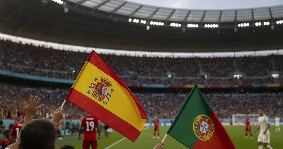 Jugadores de España y Portugal disputando un balón en un partido de octavos de final del Mundial, con la afición animando en las gradas.