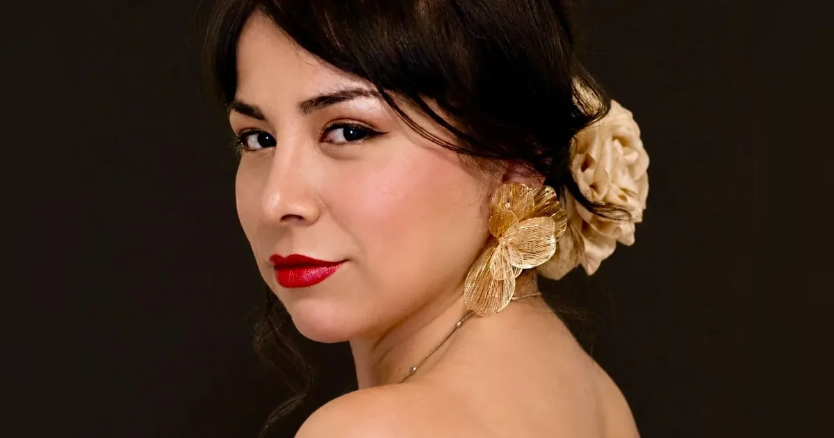 Michelle Ramos, compositora y cantautora de raíces latinas, posa durante la entrevista para Periódico Latino, donde comparte su historia migrante, su trayectoria musical y el impacto social de Proyecto Catalina.