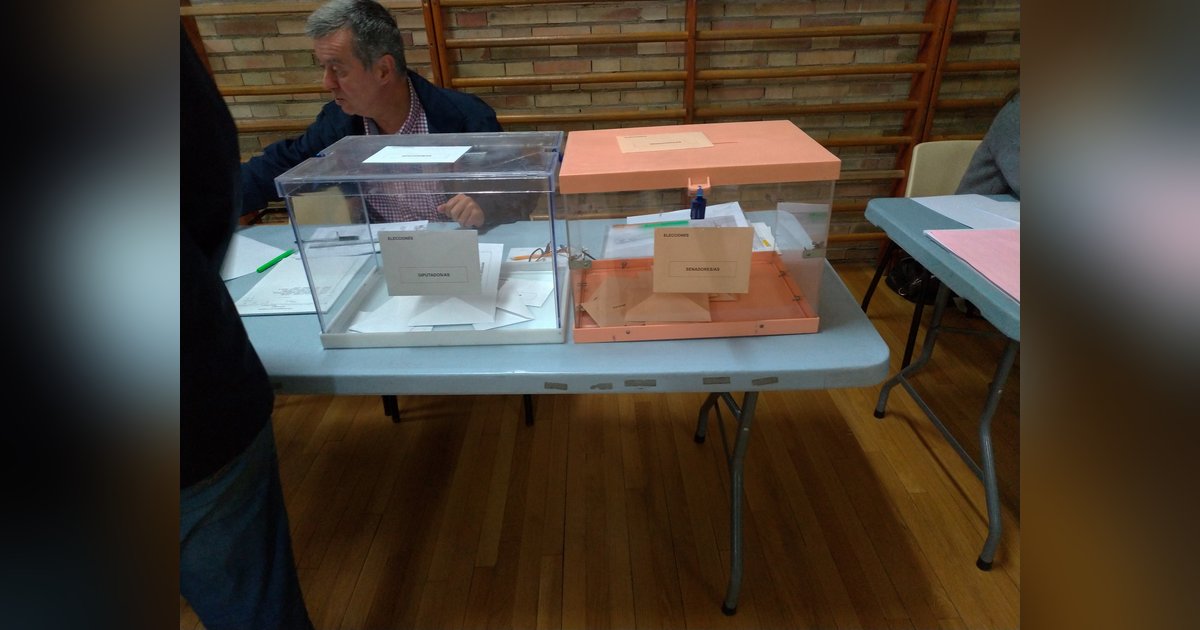 Dos urnas transparentes para el Congreso y el Senado en un colegio electoral de Madrid durante las elecciones generales de 2019, fotografía de archivo