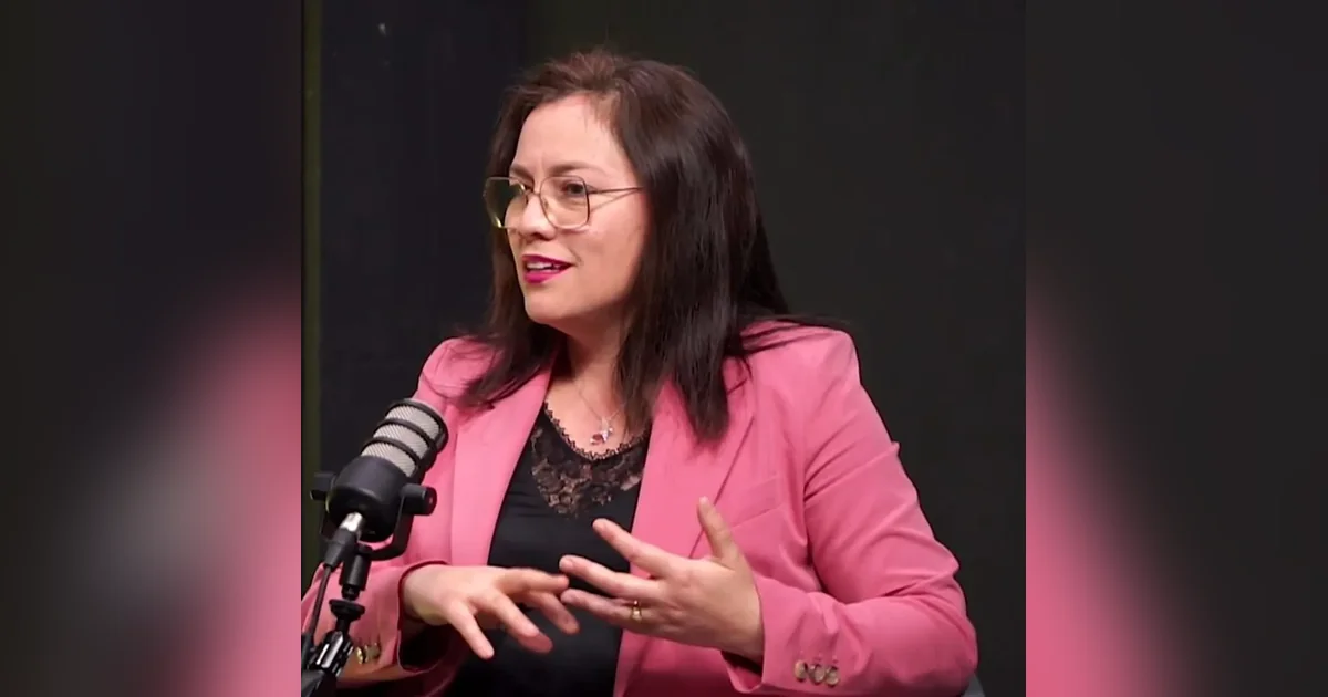 Marcela Espinosa Fiallos, directiva de Banco Pichincha España, durante una entrevista sobre migración, inclusión financiera, liderazgo femenino y emprendimiento latino en España.