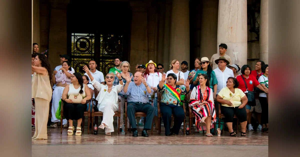 Valencia se llena de folklore boliviano en la celebración de los 201 años de independencia