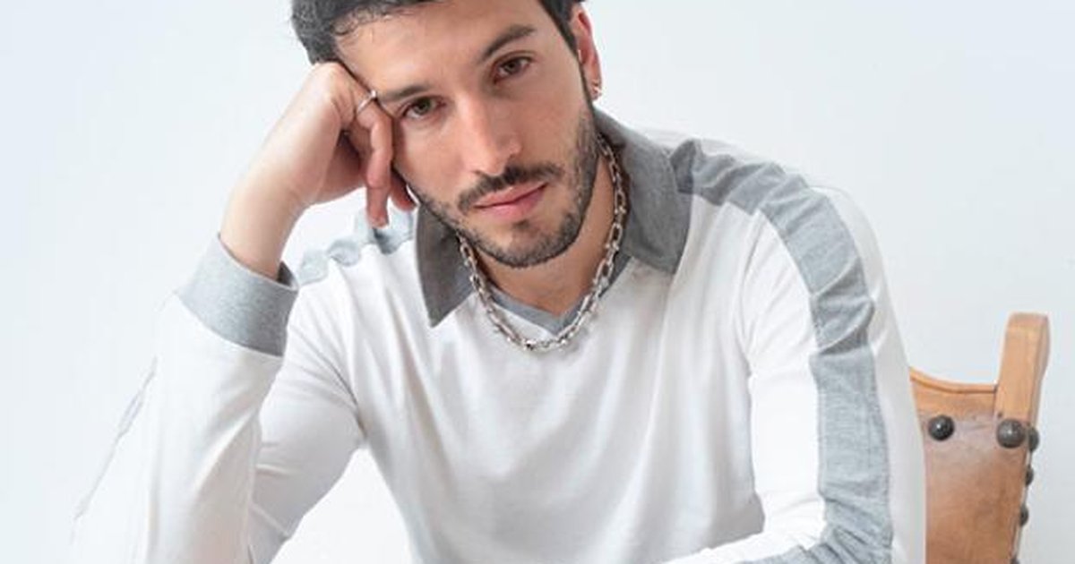 Retrato promocional de Sebastián Yatra difundido en la programación oficial de Hispanidad 2026 en Madrid.