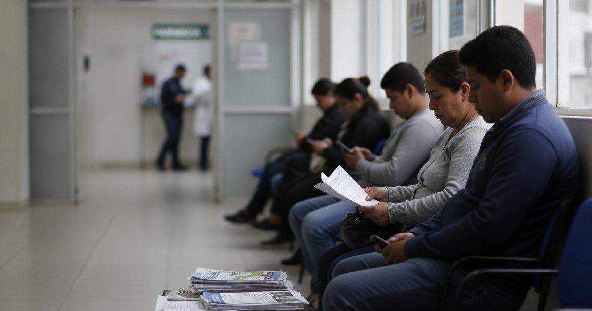Sala de espera en un centro de salud latinoamericano con pacientes y familiares, reflejando la tensión y la espera por el acceso a tratamientos vitales.