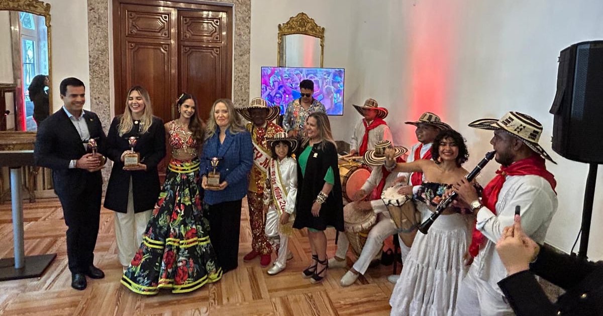 Recepción al Carnaval de Barranquilla en la Embajada de Colombia en Madrid, con la monarquía del Carnaval y autoridades