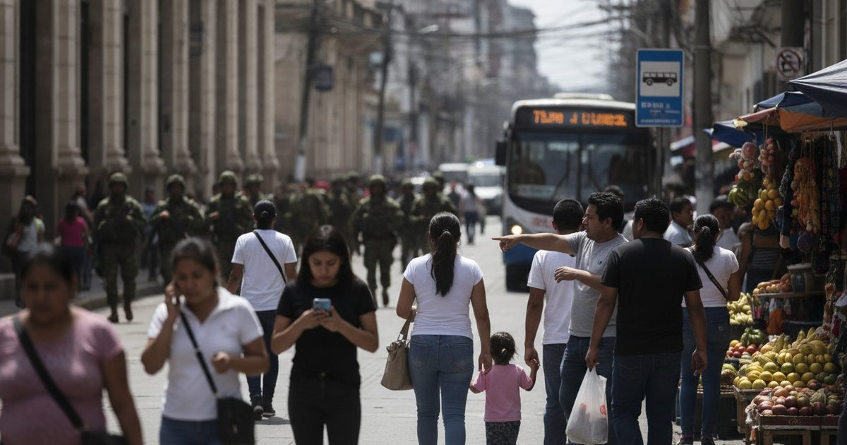 Soldados patrullando una calle concurrida en una ciudad de América Latina, con ciudadanos realizando sus actividades diarias.